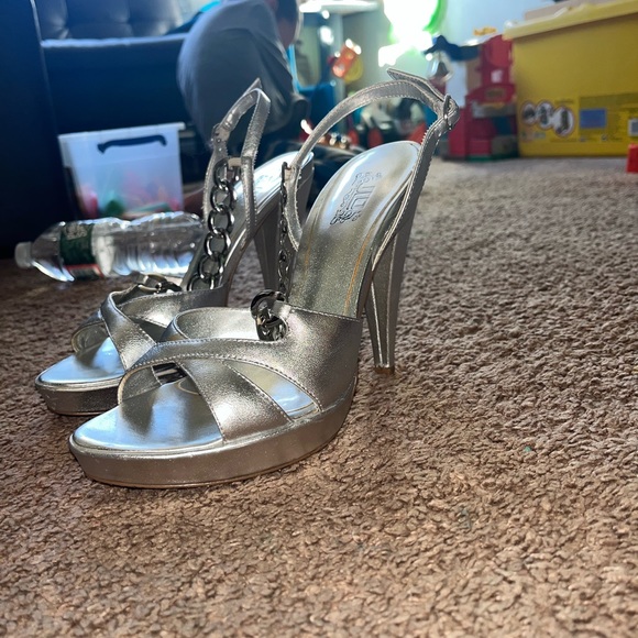 JLO silver heels 7 - Picture 3 of 4